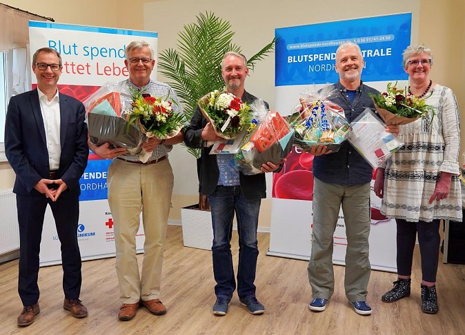 Dr. med. Maria Westphal (rechts) und Markus Garzke (links) vom Südharz Klinikum beglückwünschten die Jubiläumsspender für 125 Spenden: Wolfgang Jödicke, Heiko Meyer, Frank Stecher (v. l. n. r) (Foto: SHK)