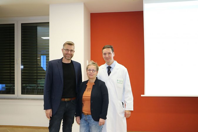 Mario Gießler, Mona Eisenschmidt und Oberarzt Dr. med. Albrecht Gollesch (v.l.n.r.) (Foto: SHK)