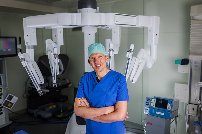 Dr. Torben Glatz am neuen Robotiksystem (Foto: SHK)