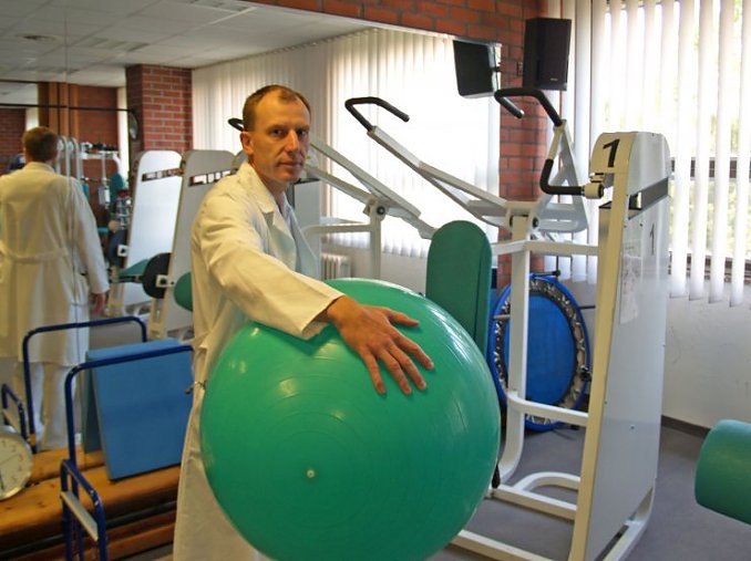 Dr. Wagner in den Behandlungsr&auml;umen (Foto: shk)