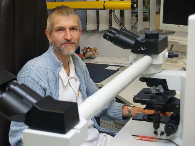 Dr. Holzwarth an seinem Arbeitsplatz (Foto: shk)