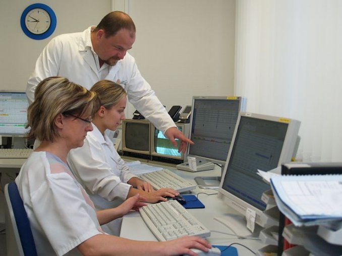 Dr. Erdmann mit &Auml;rztin der Neurologie Maria Drugda und der leitenden MTA Andrea Oeftiger (v.) (Foto: shk)