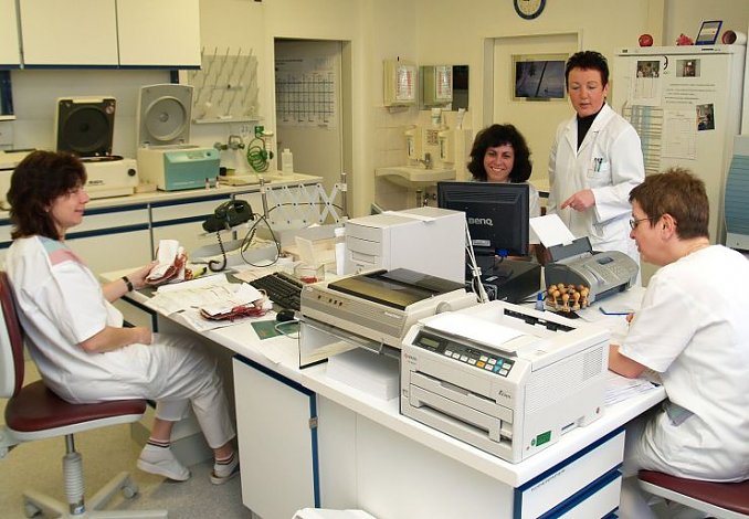 Chef&auml;rztin Ute Leib (stehend) im Labor des Institutes (Foto: shk)