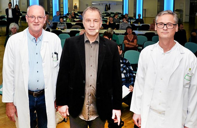 Chefarzt Dr. med. Matthias Brucke, Oberarzt Dr. med. Christian Bahr und Chefarzt Dr. med. Kaith Letzel (von links nach rechts) beim öffentlichen Vortrag (Foto: Thüringer Allgemeine)