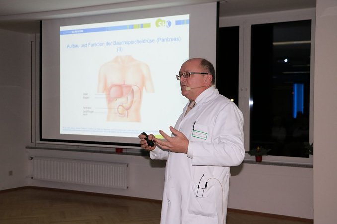 Chefarzt PD Dr. med. Hinnerk Gebhardt beim öffentlichen Vortrag (Foto: SHK)