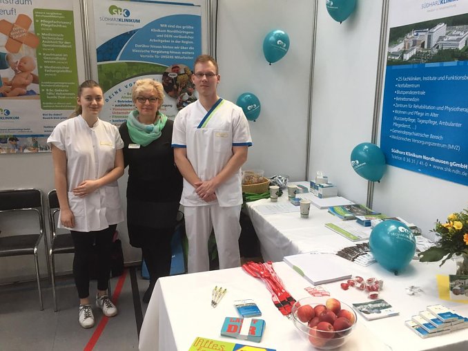 Das S&uuml;dharz Klinikum beim 22. Forum Berufsstart (im Bild: Praxisanleiterin Anett K&ouml;nitzer mit zwei Azubis) (Foto: SHK)