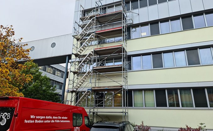 Fu&szlig;bodenverlegung mit besonderer Herausforderung - Au&szlig;enaufzug f&uuml;r Bauarbeiter (Foto: SHK)