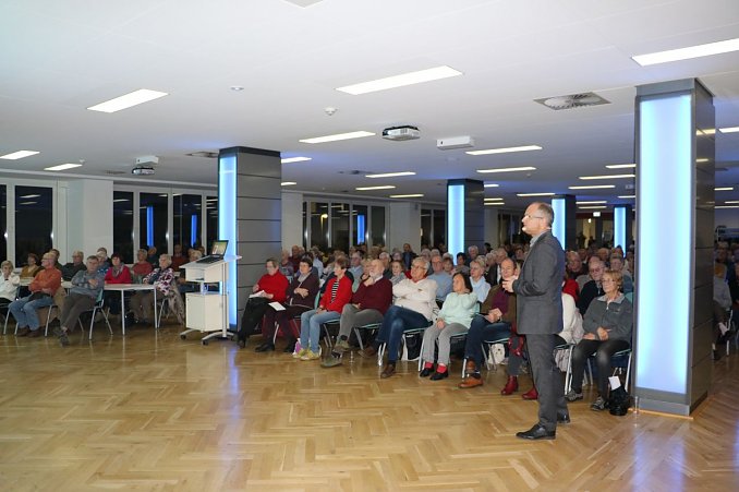 Ein &ouml;ffentlicher Vortrag von Chefarzt Dr. med. Lustermann im November 2019 (Foto: SHK)