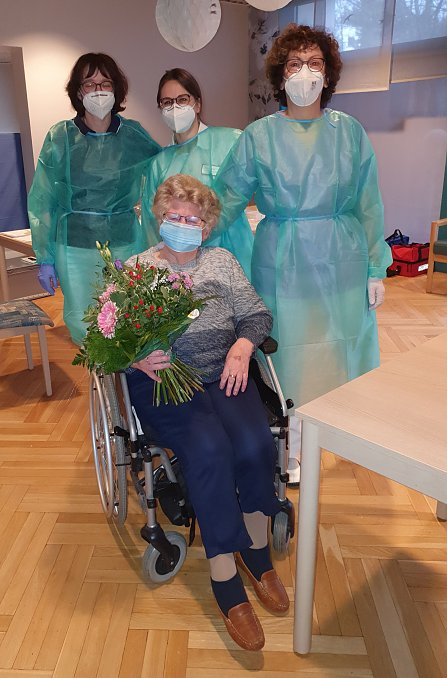 Bewohnerin Gerda Ehring mit Frau Dr. med. Waltraut Ibe und ihrem Praxisteam im Senioren- und Pflegeheim Am Pappelweg (Foto: SHK)