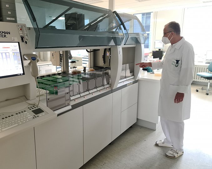 Chefarzt Prof. Dr. med. Reinhard Kappe am neuen vollautomatischen Probenverteiler im Labor (Foto: Peter-Stefan Greiner)