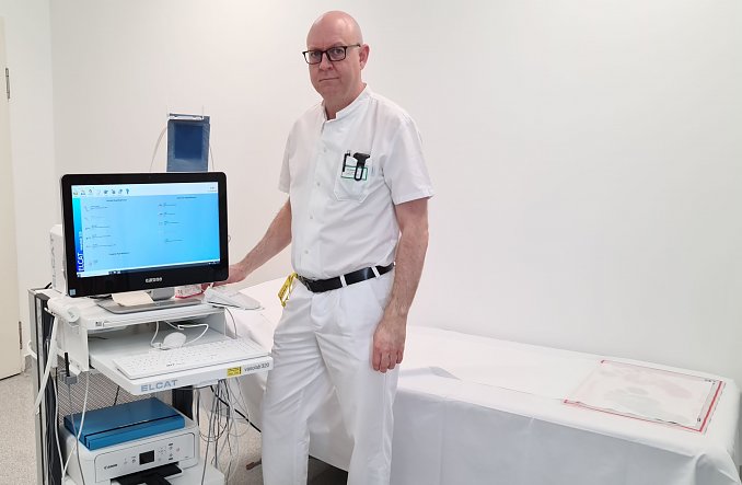 Markus Batereau, Chefarzt der Klinik für Gefäßchirurgie, am neuen Gefäß-Diagnostik-System (Foto: SHK)