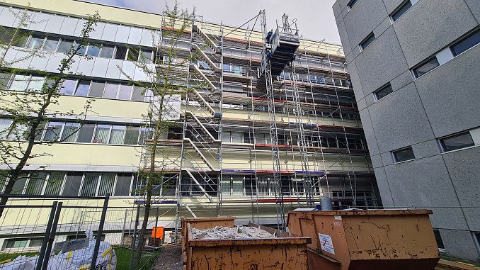 Der Zugang der Intensivstation erfolgt f&uuml;r die Handwerker &uuml;ber einen von au&szlig;en angebrachten Aufzug  (Foto: SHK)