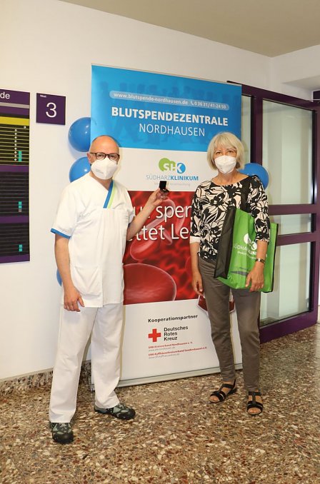 Blutspendekoordinator Mario Schieke und Blutspenderin Karin Fernschild (Foto: SHK)
