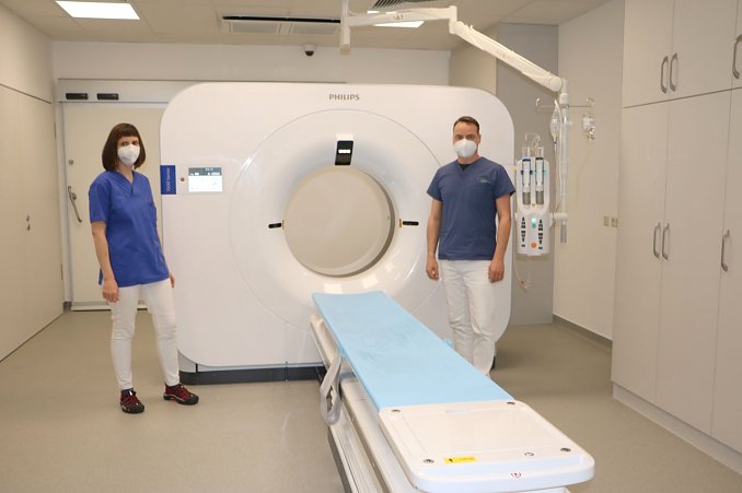 MTA-R Yvonne K&uuml;hn und Sven Winzler vor dem 128-Zeiler (Foto: SHK)