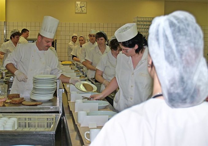 Mitarbeiter der Krankenhausk&uuml;che bei der Portionierung des Abendessens (Foto: shk)