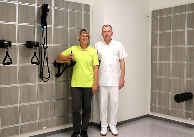 Im Bild: leitende Physiotherapeutin Manuela Schwerdt und der Chefarzt des Zentrums für Rehabilitation und Physiotherapie, Dr. med. Andreas Wagner (Foto: sksk)