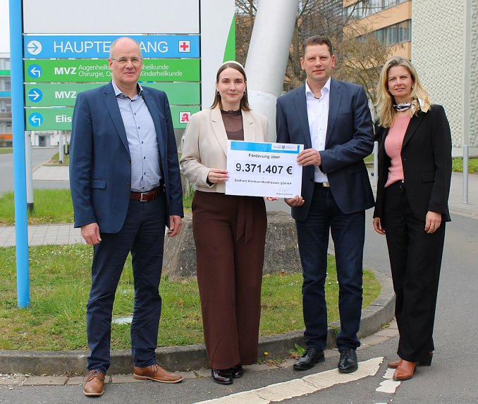 Scheck&uuml;bergabe durch die Gesundheitsministerin Katharina Schenk an den Klinikgesch&auml;ftsf&uuml;hrer Guido Hage (Bildmitte) (Foto: SHK)