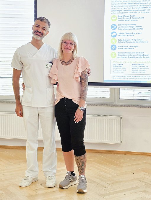 Oberarzt Ahmed Hussein mit Patientin Frau N&ouml;ldge (nachher Bild) (Foto: SHK)