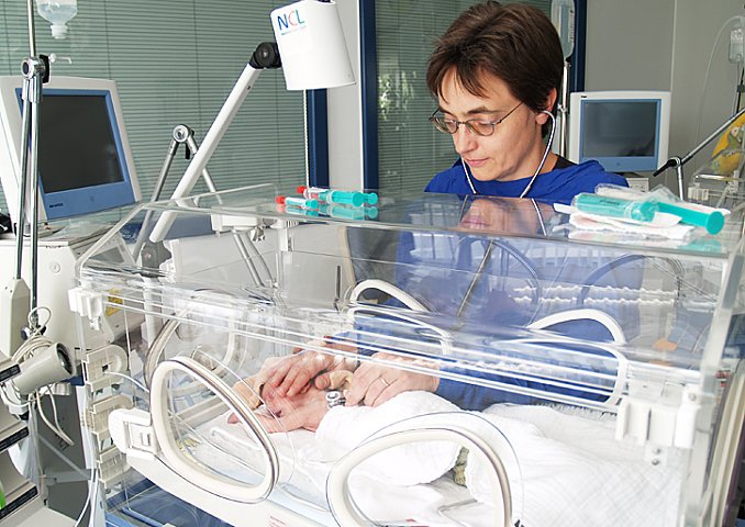 Frau Dr. Ludwig bei der Betreuung eines fr&uuml;hgeborenen Kindes (Foto: SHK)