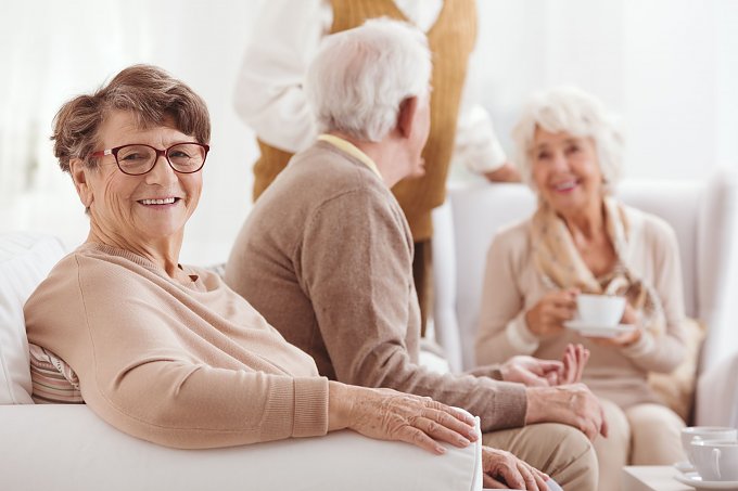 Gemeinsam statt einsam (Foto: AdobeStock)